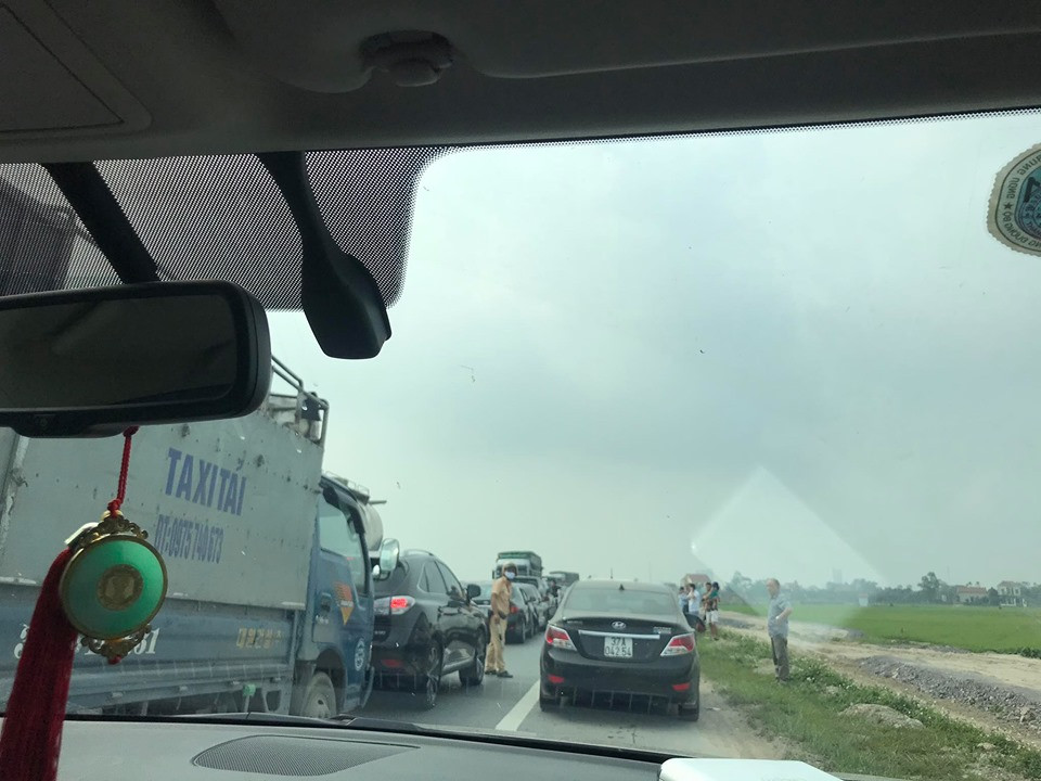 Bốn ô tô đâm 'dồn toa', đường tránh TP Ninh Bình ùn tắc nhiều km ảnh 5