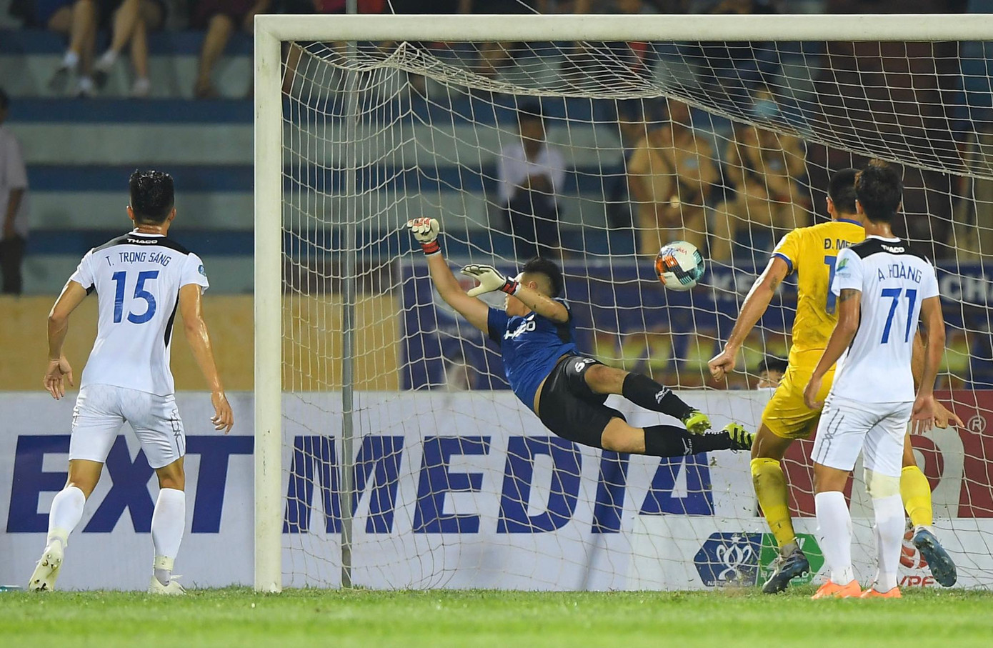 HAGL thua trắng Nam Định ngày bóng đá Việt trở lại ảnh 1