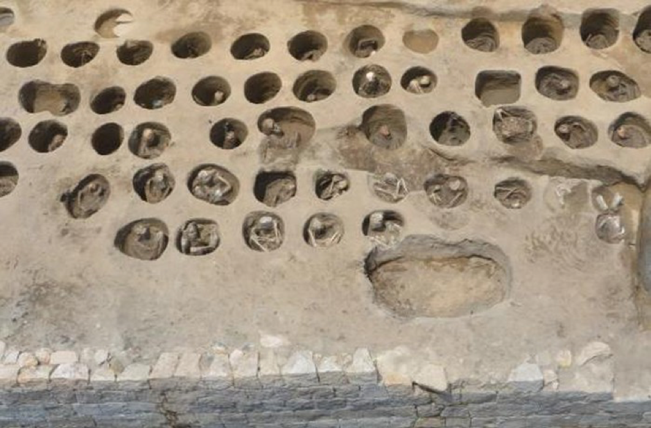 Lạ kỳ cổ mộ hình tổ ong khổng lồ chôn cất 1.500 hài cốt ảnh 2