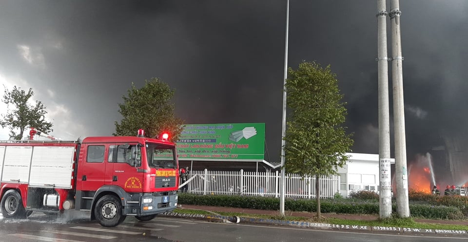 Cháy lớn khu công nghiệp ở Bắc Giang, khói đen bốc cao hàng chục mét ảnh 3