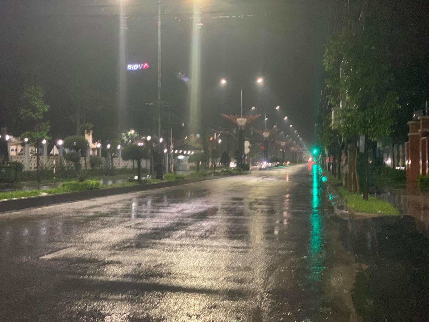 Bão số 9 áp sát, Quảng Ngãi mưa lớn, gió rít từng hồi ảnh 22