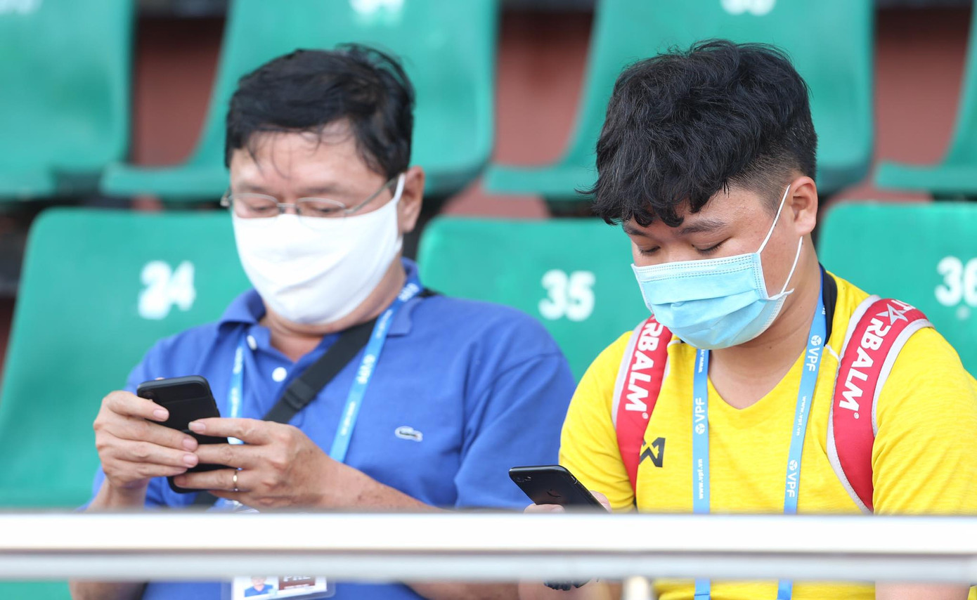 Quang Hải đeo khẩu trang, đo thân nhiệt trước trận Siêu cúp Quốc gia ảnh 15