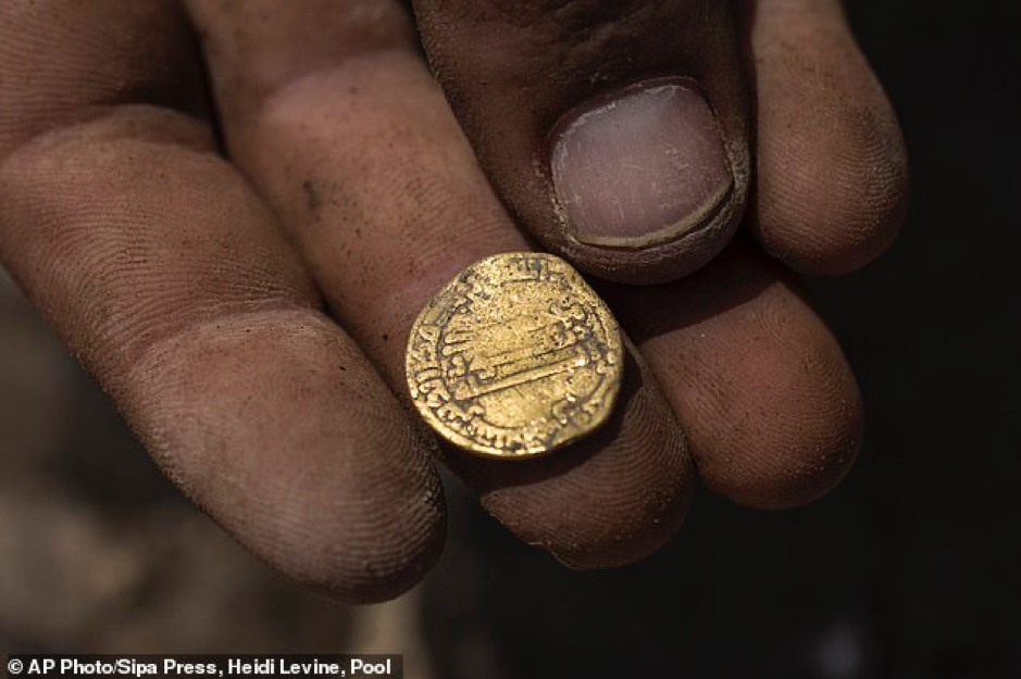 Đào được bình cổ chứa kho báu hơn 1.100 năm ảnh 2