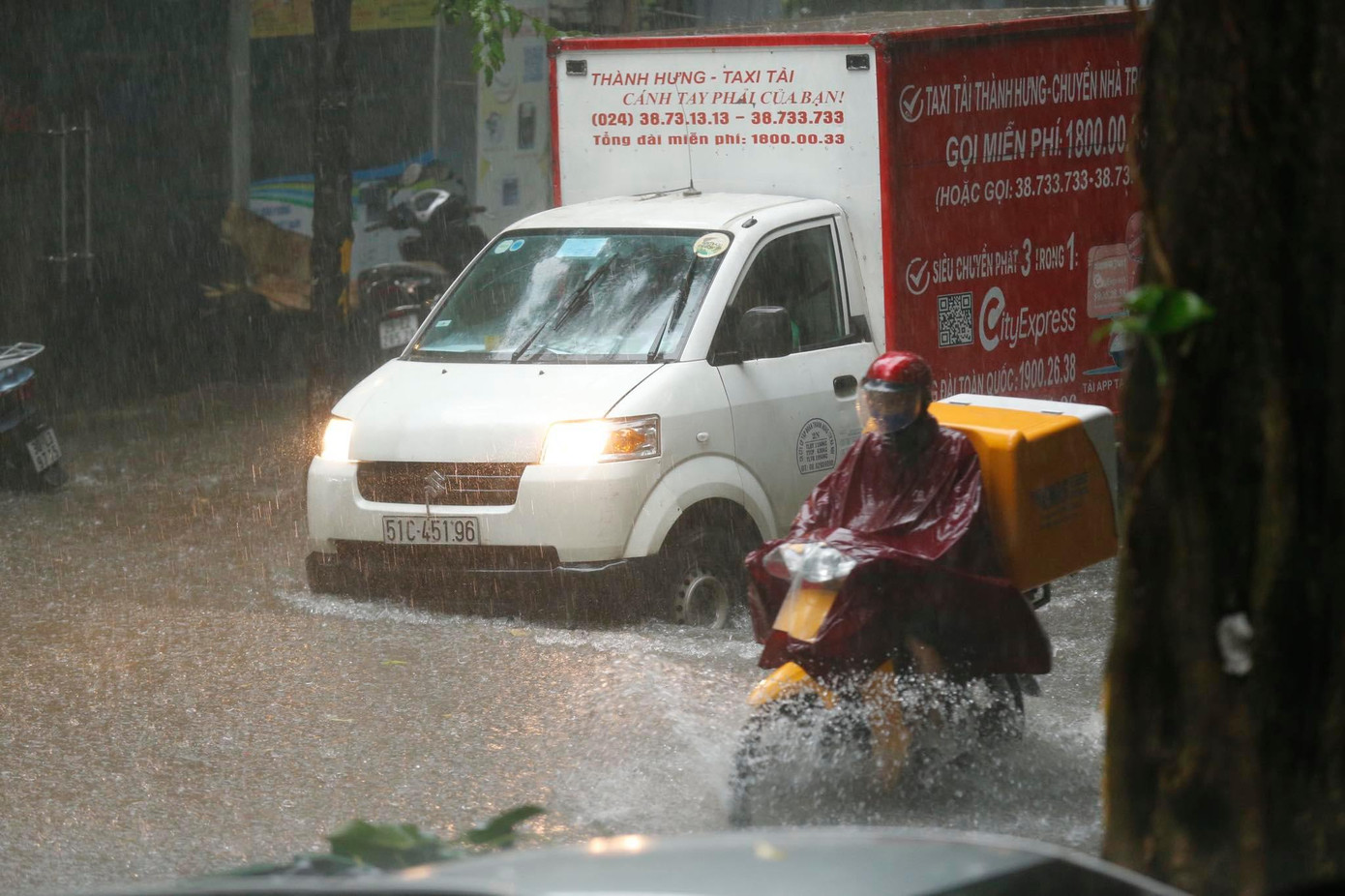 Mưa sầm sập, nội thành Hà Nội ngập nặng ảnh 3