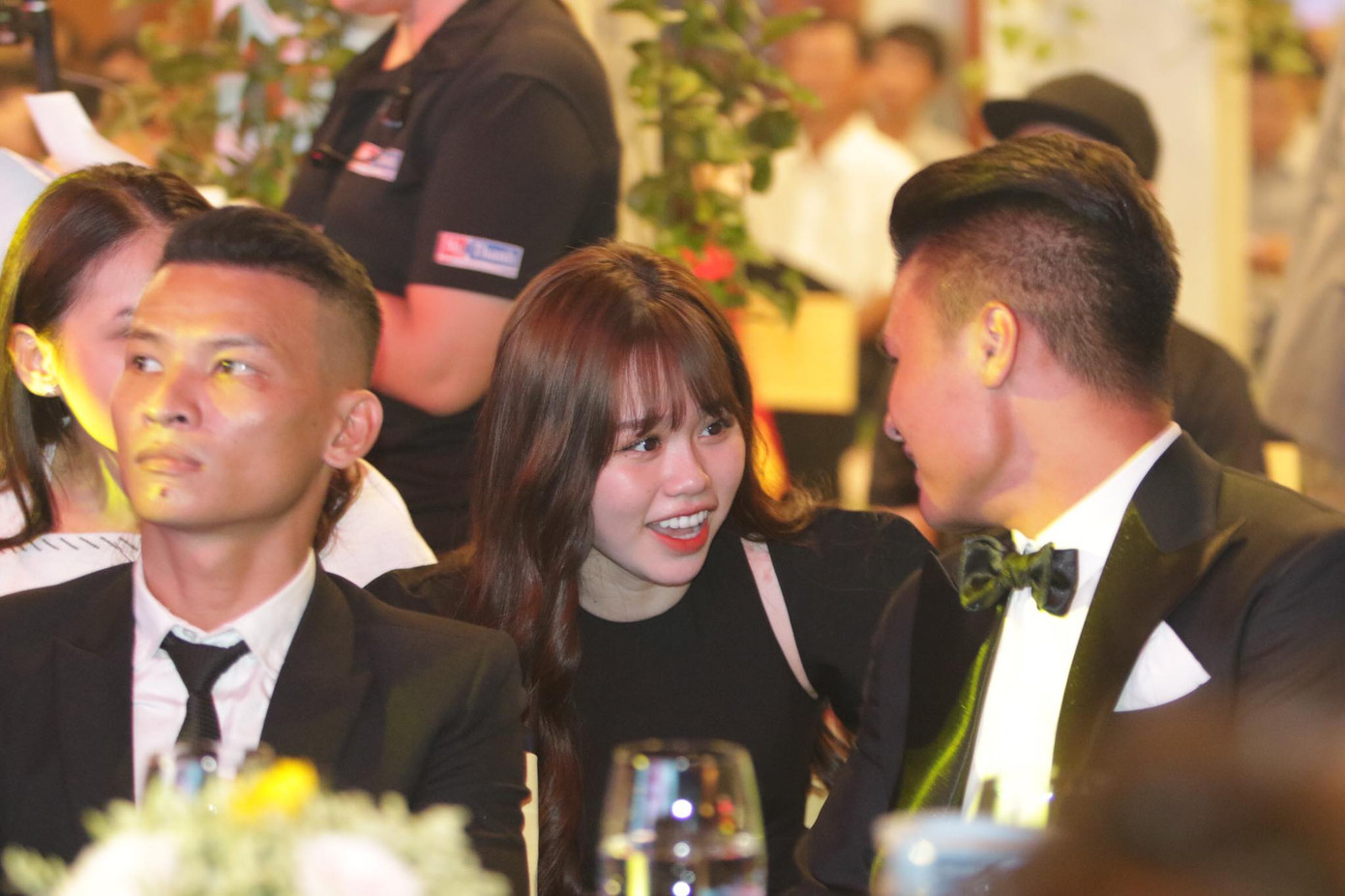 Bạn gái mới 'kèm sát' Quang Hải ở Gala Quả bóng vàng ảnh 3