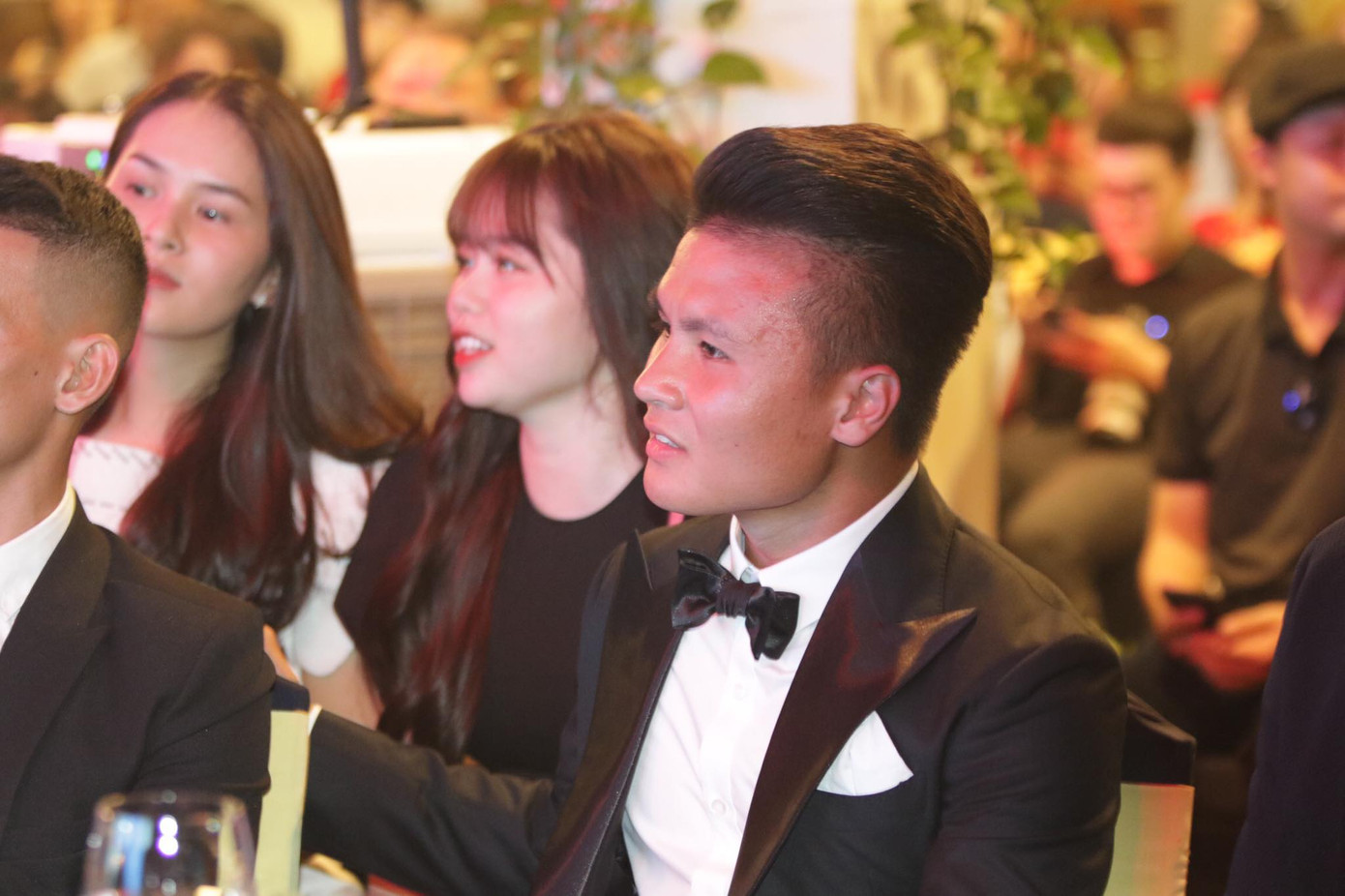 Bạn gái mới 'kèm sát' Quang Hải ở Gala Quả bóng vàng ảnh 5