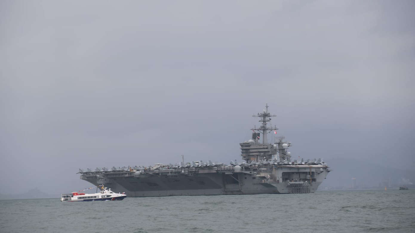 Mục kích tàu sân bay USS Theodore Roosevelt vào vịnh Đà Nẵng ảnh 8