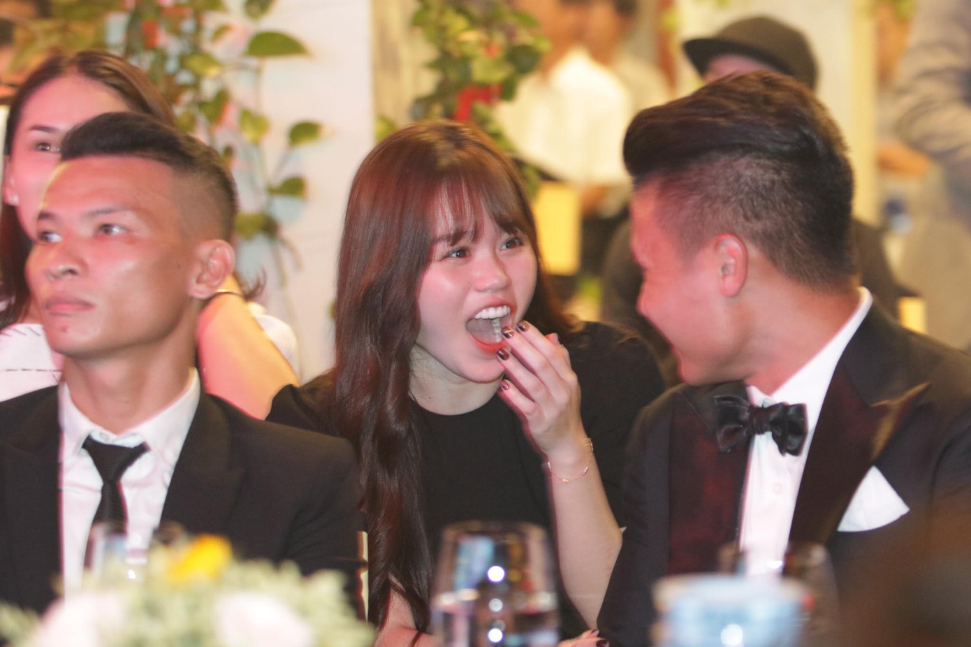 Bạn gái mới 'kèm sát' Quang Hải ở Gala Quả bóng vàng ảnh 4