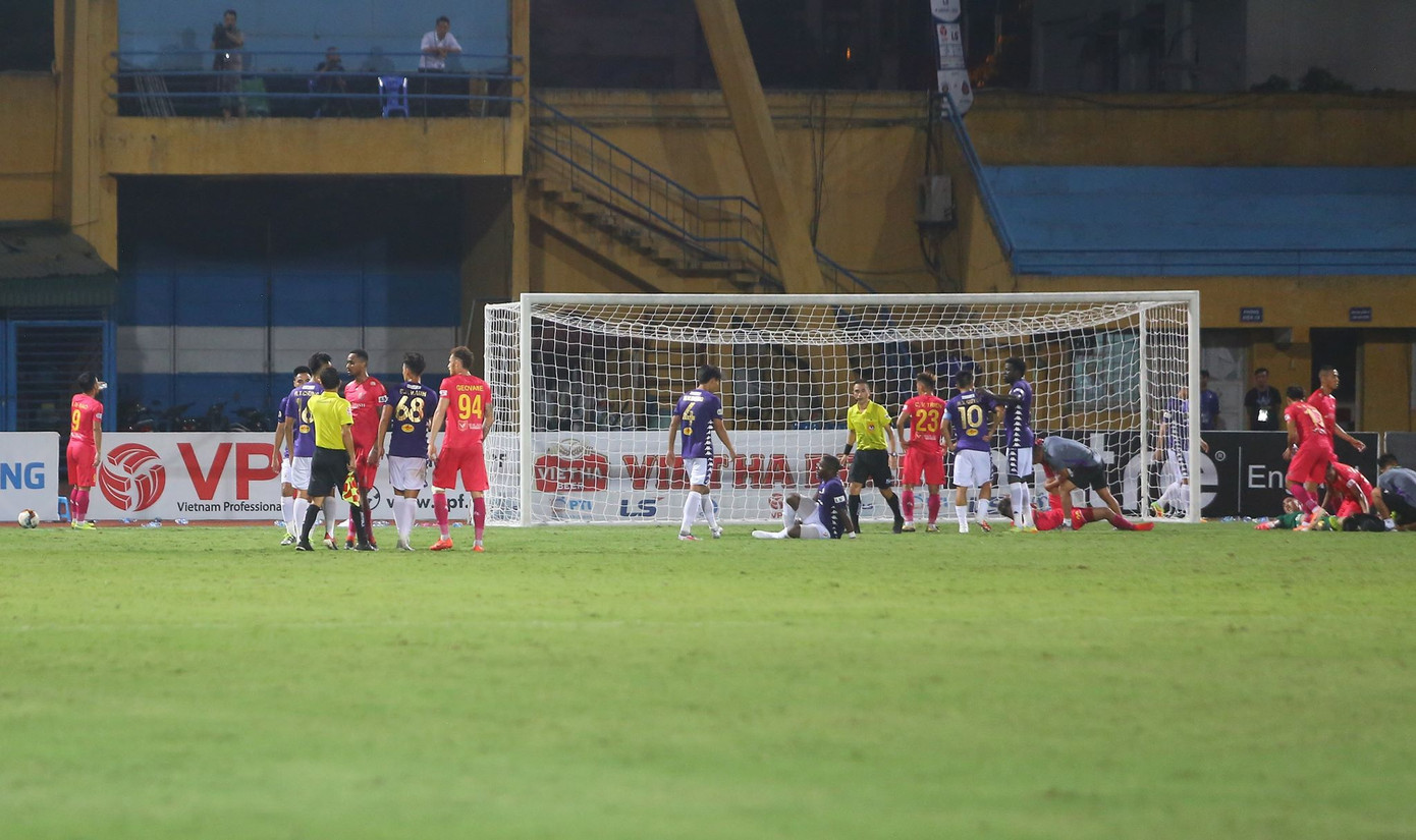 Quang Hải ngồi khán đài cùng bạn gái, nhìn Hà Nội thua trận thứ 2 ở Hàng Đẫy ảnh 12