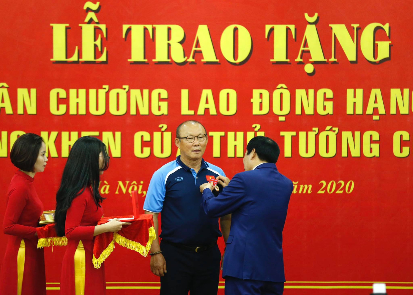 Nhận Huân chương Lao động, HLV Park Hang Seo nói gì? ảnh 1