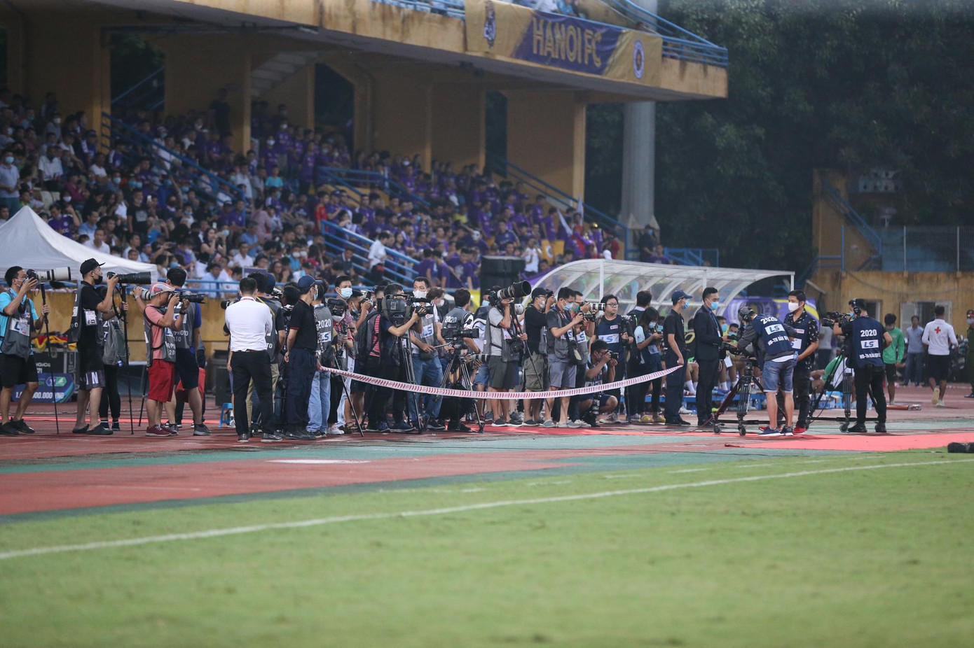 Sân Hàng Đẫy mở cửa trở lại đón cổ động viên bóng đá ảnh 4