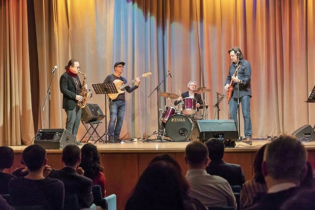 Trần Mạnh Tuấn biểu diễn cùng nghệ sĩ guitar Nga nổi tiếng Dimitry Malotetov ảnh 6