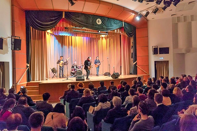 Trần Mạnh Tuấn biểu diễn cùng nghệ sĩ guitar Nga nổi tiếng Dimitry Malotetov ảnh 1