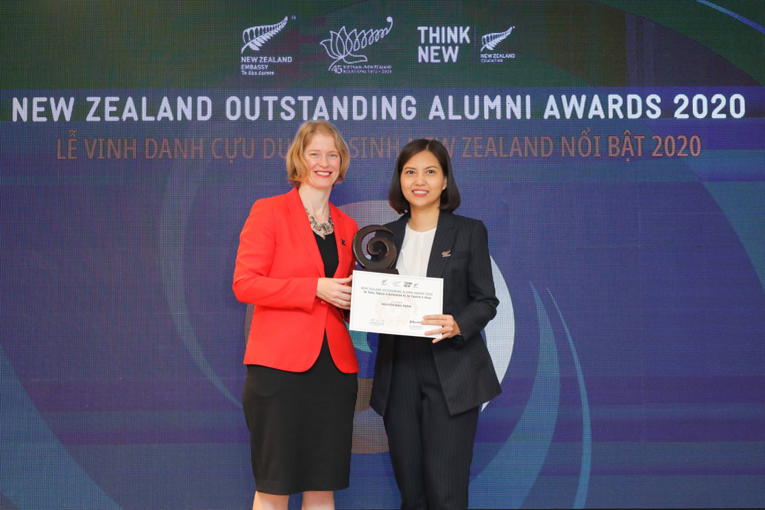 Chị Bảo Trâm vinh dự nhận giải thưởng New Zealand Outstanding Alumni Award 2020 - Ảnh: NVCC Những lưu ý chưa ai kể khi chọn ngành Thương mại điện tử và Tiếp thị kỹ thuật số ảnh 1