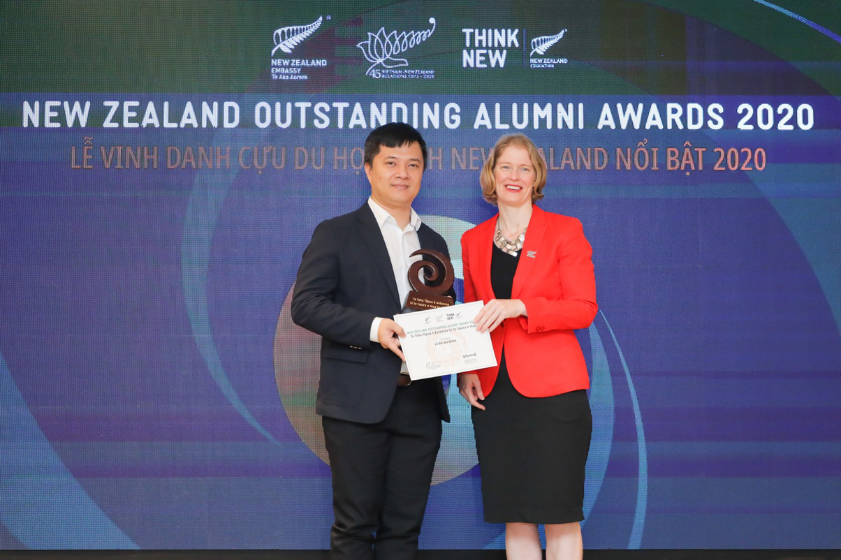 Anh Lê Bá An Bình được Đại sứ New Zealand tại Việt Nam trao tặng danh hiệu Cựu du học sinh New Zealand nổi bật 2020 - Ảnh: NVCC Những lưu ý chưa ai kể khi chọn ngành Thương mại điện tử và Tiếp thị kỹ thuật số ảnh 3