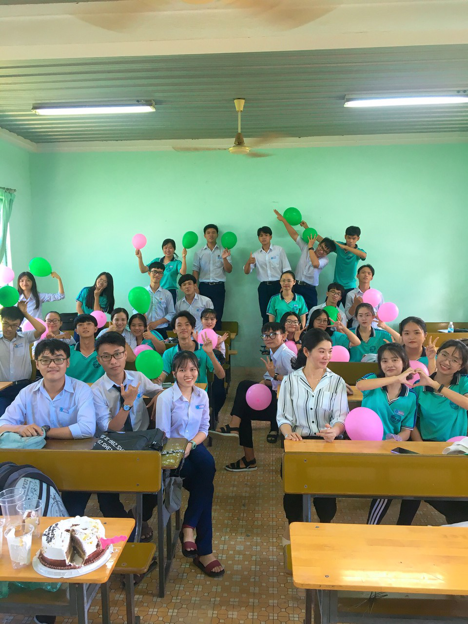 Ngày Nhà giáo Việt Nam 20/11: Thầy cô và học trò tặng nhau những niềm vui ảnh 5