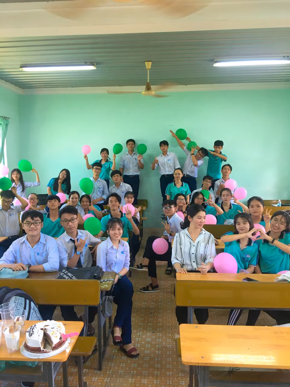 Ngày Nhà giáo Việt Nam 20/11: Thầy cô và học trò tặng nhau những niềm vui ảnh 5