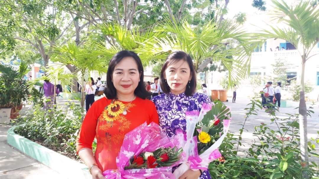 Ngày Nhà giáo Việt Nam 20/11: Thầy cô và học trò tặng nhau những niềm vui ảnh 7