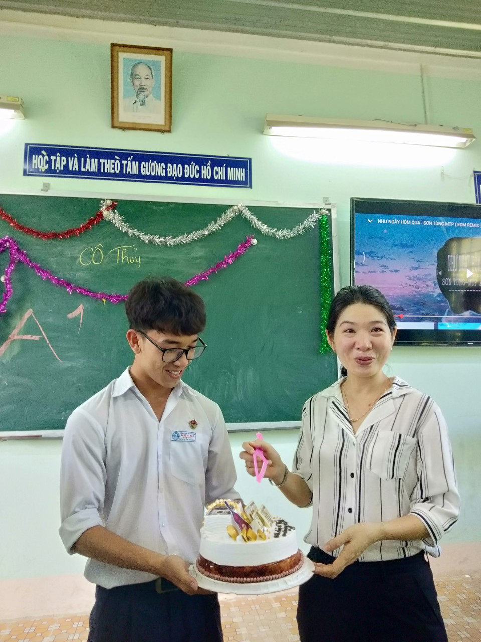 Ngày Nhà giáo Việt Nam 20/11: Thầy cô và học trò tặng nhau những niềm vui ảnh 4