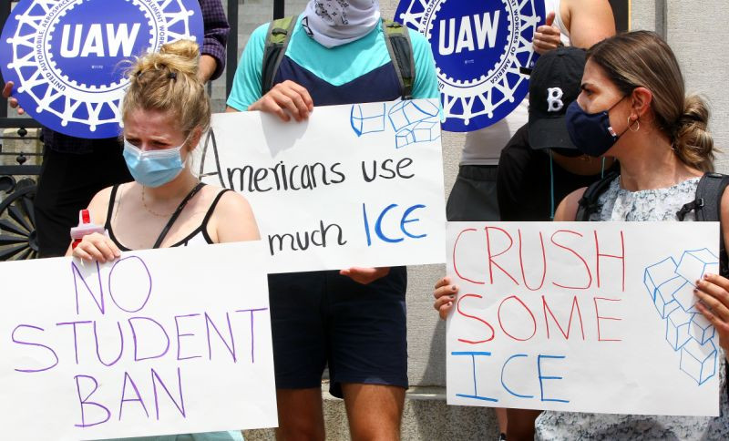 Trước khoản đền bù quá lớn, Mỹ hủy kế hoạch trục xuất 1 triệu SV quốc tế vì học online ảnh 1