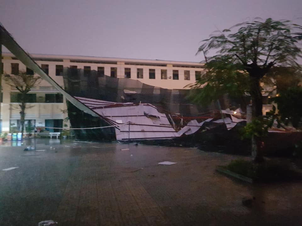 Một trường học tại TP.HCM bị tốc mái vì cơn dông có lốc khiến 2000 học sinh nghỉ học ảnh 1