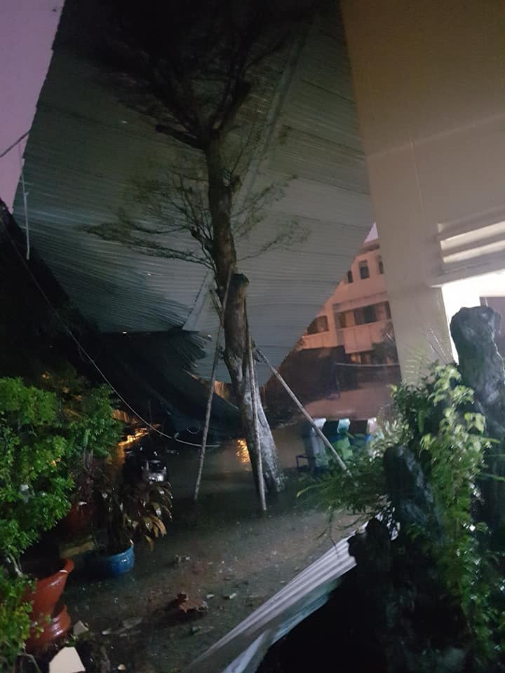 Một trường học tại TP.HCM bị tốc mái vì cơn dông có lốc khiến 2000 học sinh nghỉ học ảnh 3