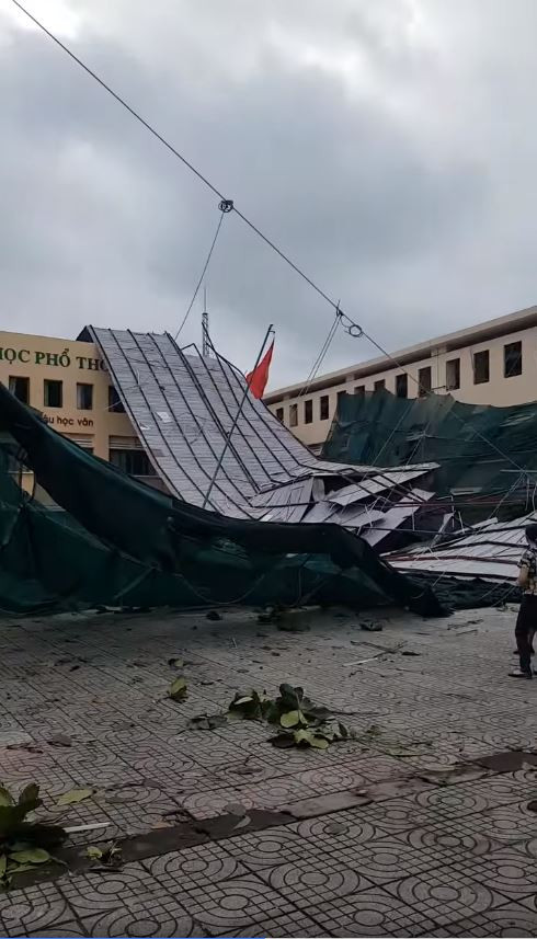 Một trường học tại TP.HCM bị tốc mái vì cơn dông có lốc khiến 2000 học sinh nghỉ học ảnh 4