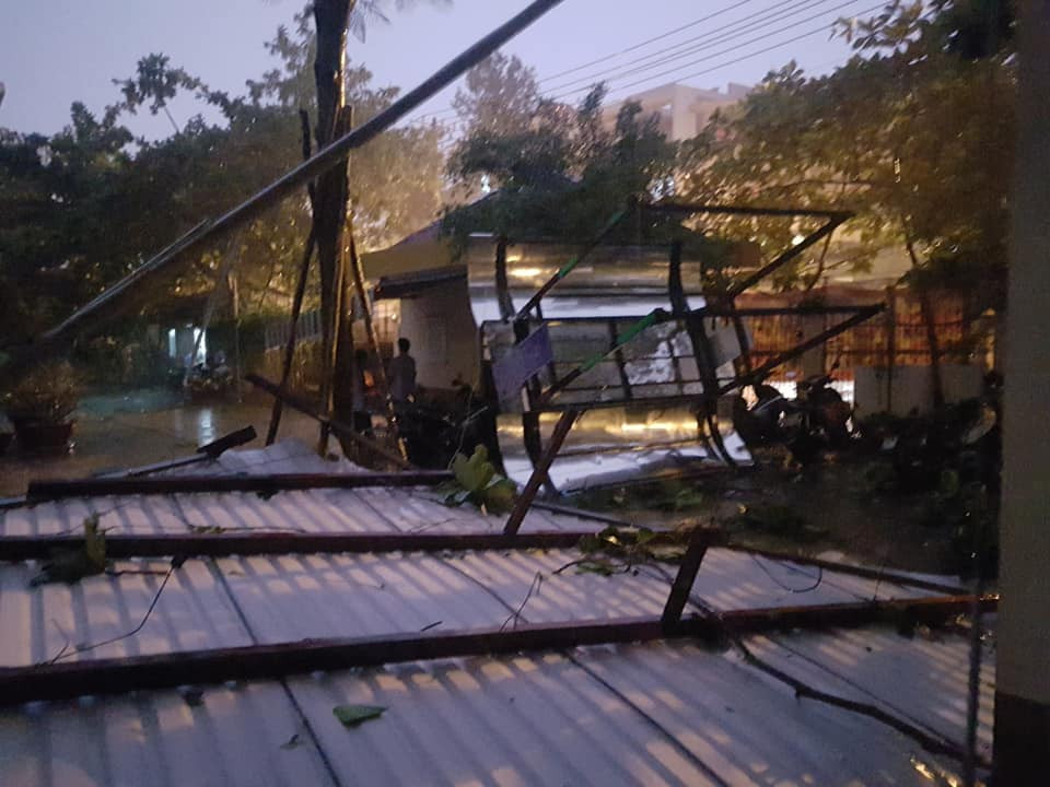 Một trường học tại TP.HCM bị tốc mái vì cơn dông có lốc khiến 2000 học sinh nghỉ học ảnh 2