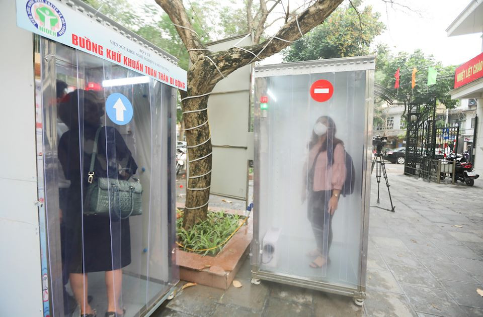 Buồng khử khẩn toàn thân di động khiến dân Việt tự hào. Ảnh: Viện Sức khỏe nghề nghiệp và môi trường “Bát cháo hành” mùa dịch: Nghệ sĩ làm từ thiện và nhiều câu chuyện ấm lòng hơn nữa ảnh 8