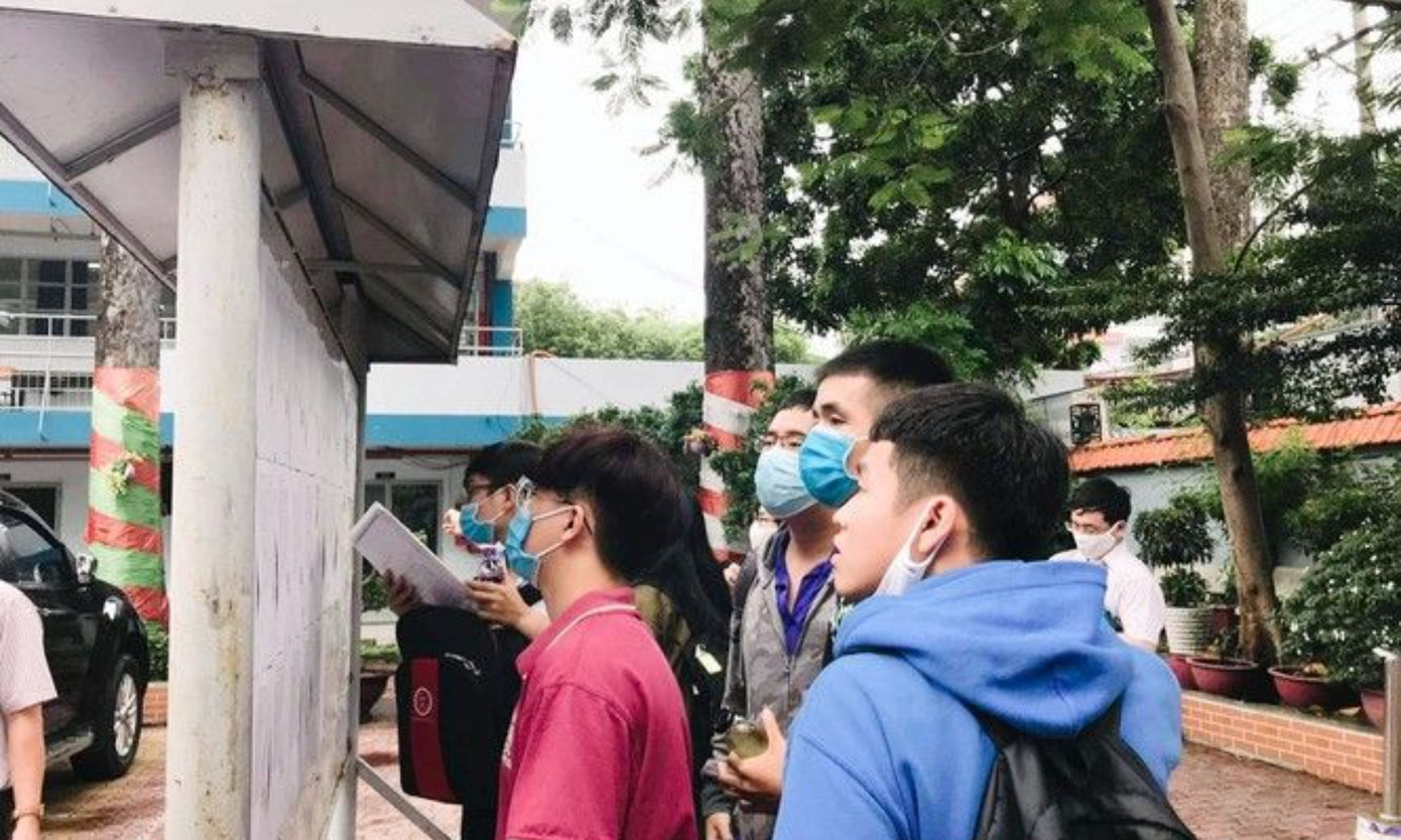 Giới trẻ thích thú với cây trái tim trồng trong khuôn viên của một trường Đại học ảnh 5