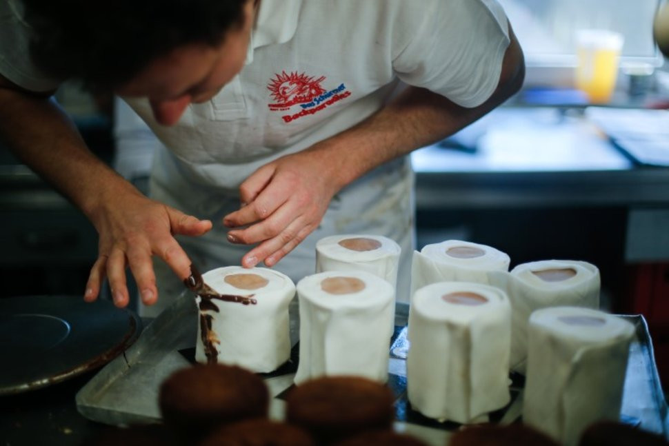 Nghịch lý mùa dịch: Xấu như bánh Corona mà người mua đầy còn F.A xinh và thông minh vẫn ế? ảnh 5