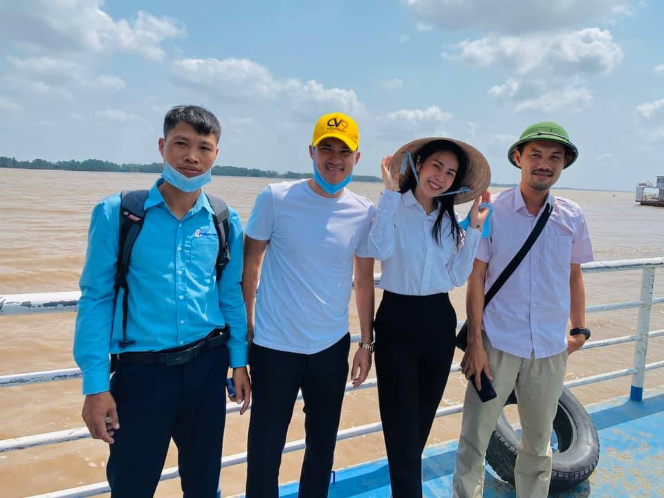 Cầu thủ Công Vinh và ca sĩ Thủy Tiên đi khảo sát máy lọc nước. Ảnh: Facebook Thủy Tiên “Bát cháo hành” mùa dịch: Nghệ sĩ làm từ thiện và nhiều câu chuyện ấm lòng hơn nữa ảnh 1