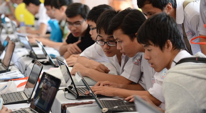Khi các trường đang ứng dụng CNTT trong việc giảng dạy thì việc thi trên máy tính cũng là điều thích hợp ở hiện tại cũng như bắt kịp xu hướng giáo dục hiện đại trên thế giới. (Ảnh minh họa từ internet) Thi tốt nghiệp THPT trên máy tính: Học sinh và giáo viên còn dè chừng vì nhiều lí do ảnh 2