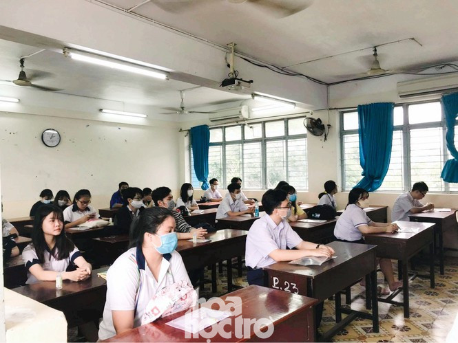 Hình thức thi trên giấy của kì thi tốt nghiệp THPT sẽ được chuyển đổi thành thi trên máy tính trong giai đoạn 2021 - 2025? Ảnh: Thục Văn Thi tốt nghiệp THPT trên máy tính: Học sinh và giáo viên còn dè chừng vì nhiều lí do ảnh 1