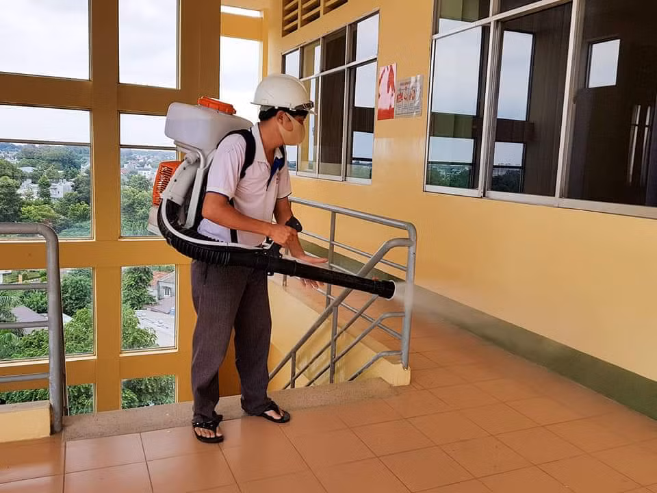 Ráo riết công tác khử khuẩn đón 900.000 thí sinh thi tốt nghiệp THPT Quốc gia năm 2020 ảnh 2