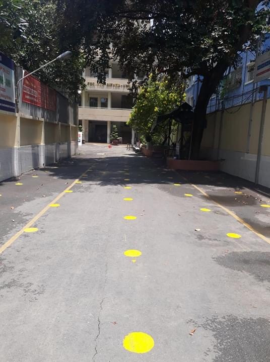 TP.HCM: Chia lịch học theo ca, xếp hàng cách 2m, học sinh đeo khẩu trang và đo thân nhiệt ảnh 1