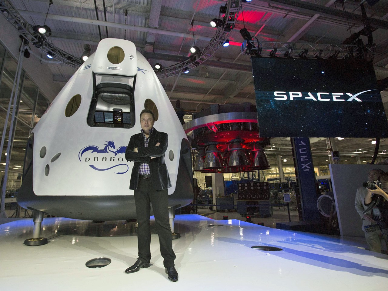 Tỷ phú Elon Musk sắp phóng tàu vũ trụ nhưng dân tình lại chỉ "thả tim" điều nhỏ xíu này ảnh 2