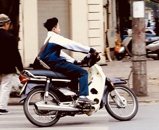 Chạy xe điện, xe máy cần giấy phép lái xe hạng A0, teen và phụ huynh có ý kiến trái chiều ảnh 1