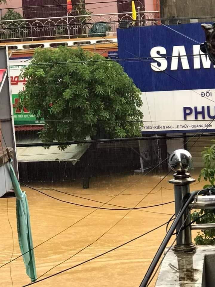 Lời kể từ tâm lũ: Mất tất cả, 12 người chỉ có ít lương khô và hai chai nước chờ cứu ảnh 2