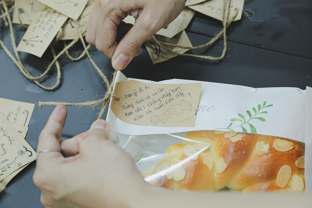 Những chiếc bánh đều đính kèm những chiếc note xinh xắn. Người trẻ Sài Gòn tiếp lửa trong cuộc chiến chống dịch COVID-19 với món quà hương hoa cúc ảnh 2
