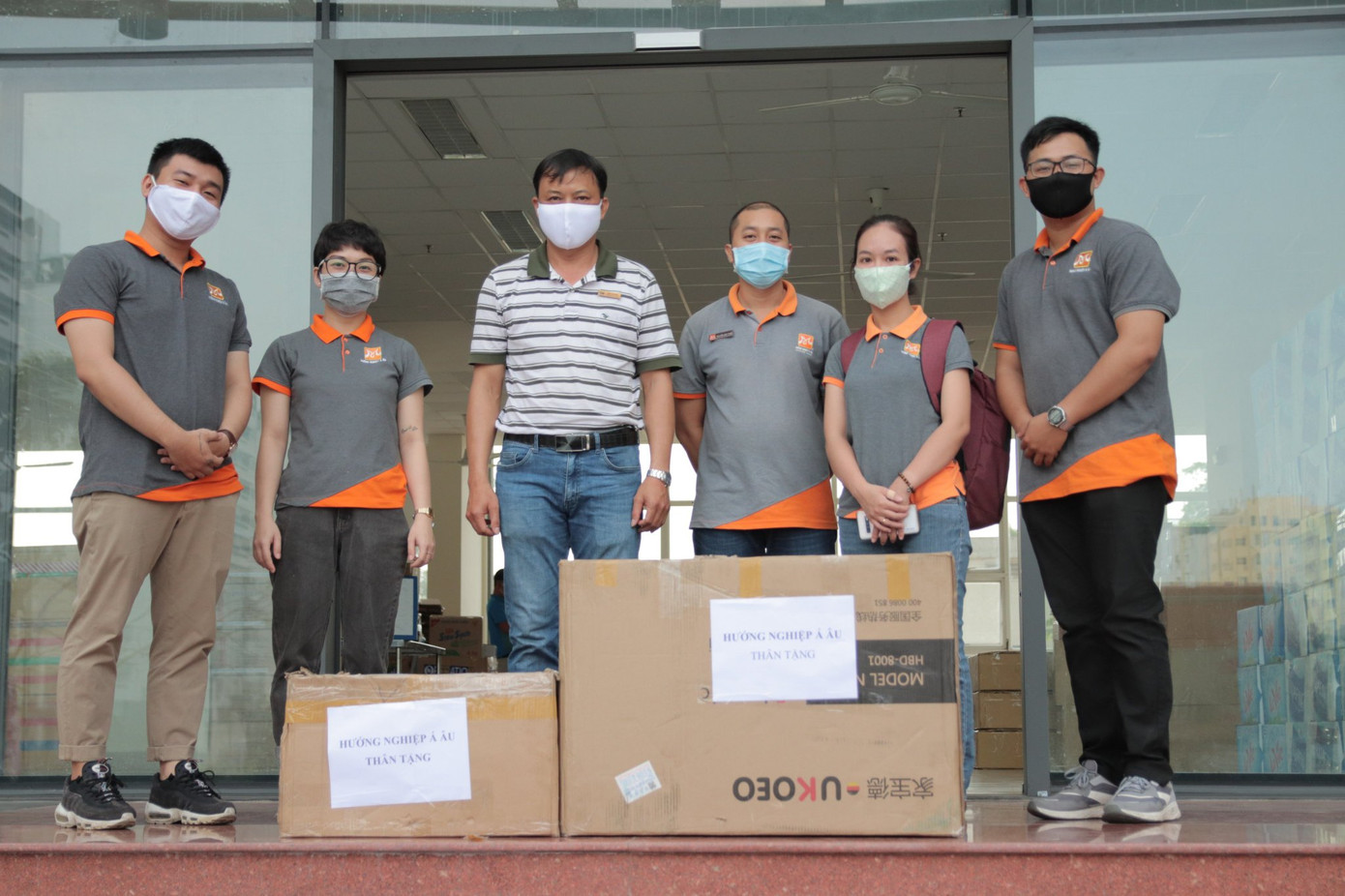 Những chiếc bánh mì hoa cúc nóng hổi được trao tặng đến các tình nguyện viên, dân quân tự vệ, bộ đội đang hỗ trợ trong khu cách ly Ký túc xá Đại học Quốc Gia TP.HCM. Người trẻ Sài Gòn tiếp lửa trong cuộc chiến chống dịch COVID-19 với món quà hương hoa cúc ảnh 5