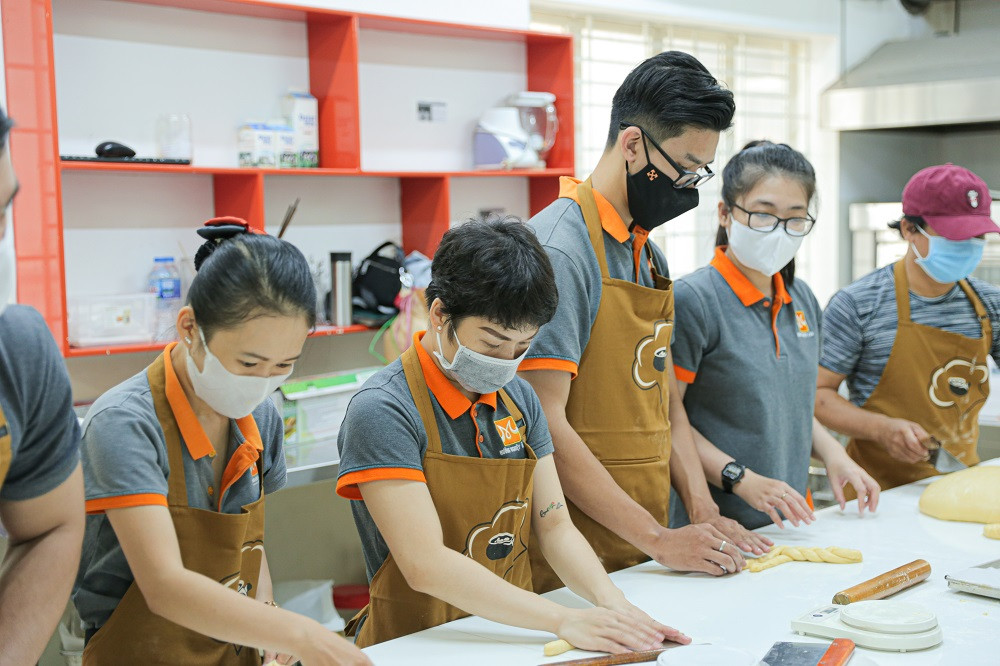 Bạn Quỳnh Dược (thứ hai, từ trái qua) cùng các bạn tình nguyện viên Đầu Bếp Nhân Ái. Người trẻ Sài Gòn tiếp lửa trong cuộc chiến chống dịch COVID-19 với món quà hương hoa cúc ảnh 1
