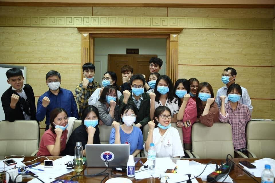 Phó Thủ tướng Vũ Đức Đam trực tiếp thăm hỏi các bạn sinh viên Đại học Y tế Công cộng. Ảnh: Đại học Y tế Công Cộng “Bát cháo hành” mùa dịch: Nghệ sĩ làm từ thiện và nhiều câu chuyện ấm lòng hơn nữa ảnh 6