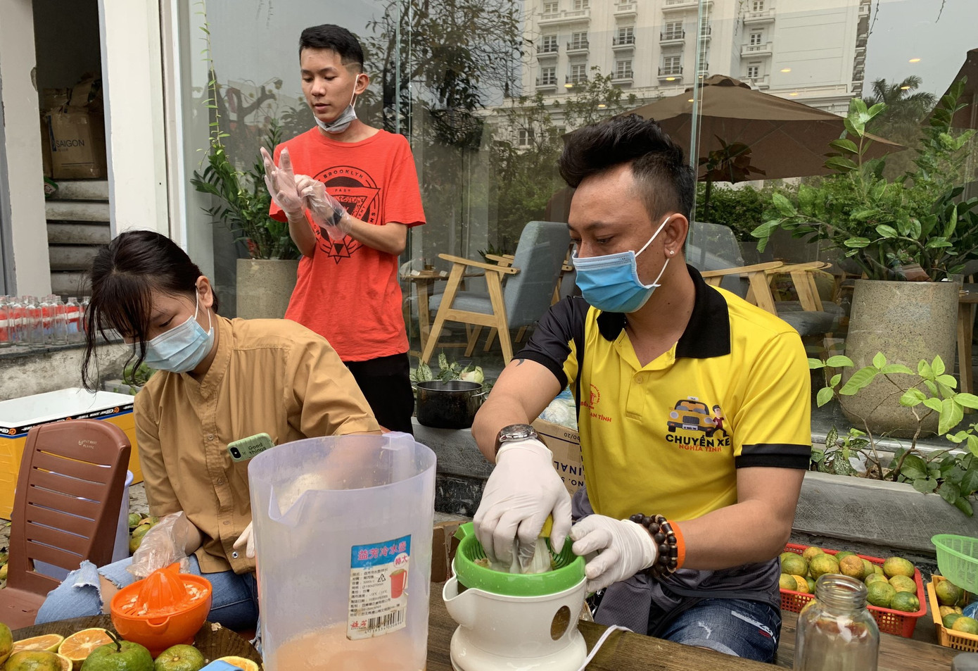 Các thành viên cùng nhau vắt nước cam tiếp sức cho bữa cơm của các y bác sĩ. Ảnh: Đoàn Nhạn “Bát cháo hành” mùa dịch: Nghệ sĩ làm từ thiện và nhiều câu chuyện ấm lòng hơn nữa ảnh 3