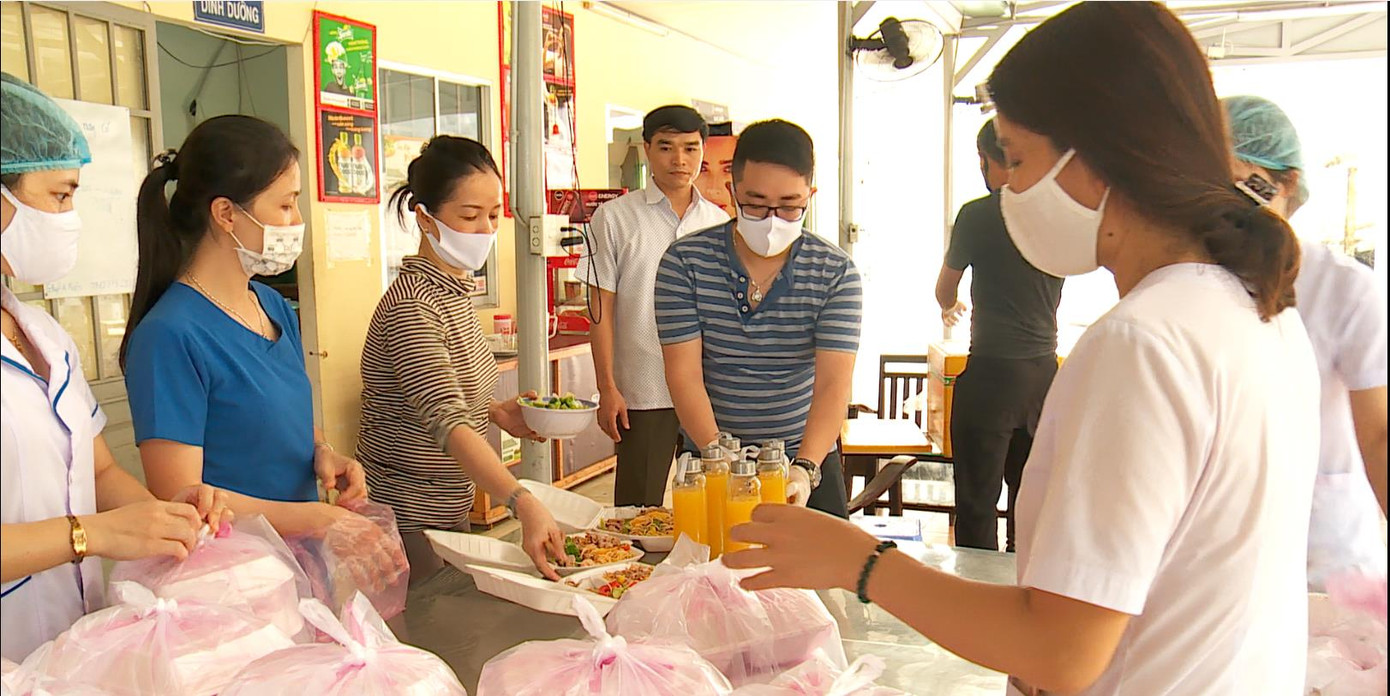 Nhóm trao nước cam trực tiếp cho đội ngũ y tế bệnh viện 199 Bộ Công An. Ảnh: Đoàn Nhạn “Bát cháo hành” mùa dịch: Nghệ sĩ làm từ thiện và nhiều câu chuyện ấm lòng hơn nữa ảnh 4