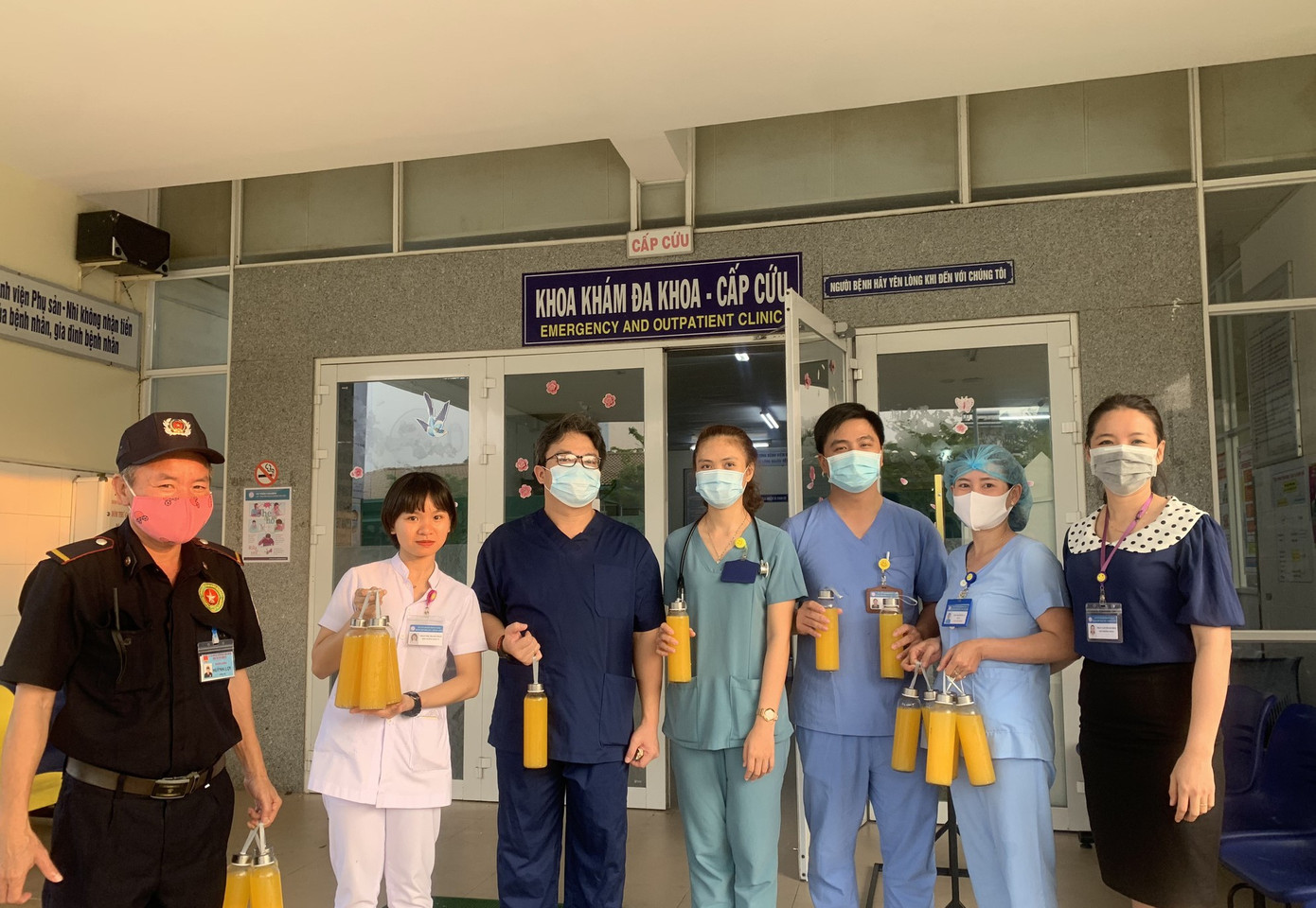 Chiến dịch "giải cứu nước cam" khiến các bác sĩ, y tá và người dân không khỏi xúc động. Ảnh: Bảo Nguyên “Bát cháo hành” mùa dịch: Nghệ sĩ làm từ thiện và nhiều câu chuyện ấm lòng hơn nữa ảnh 5