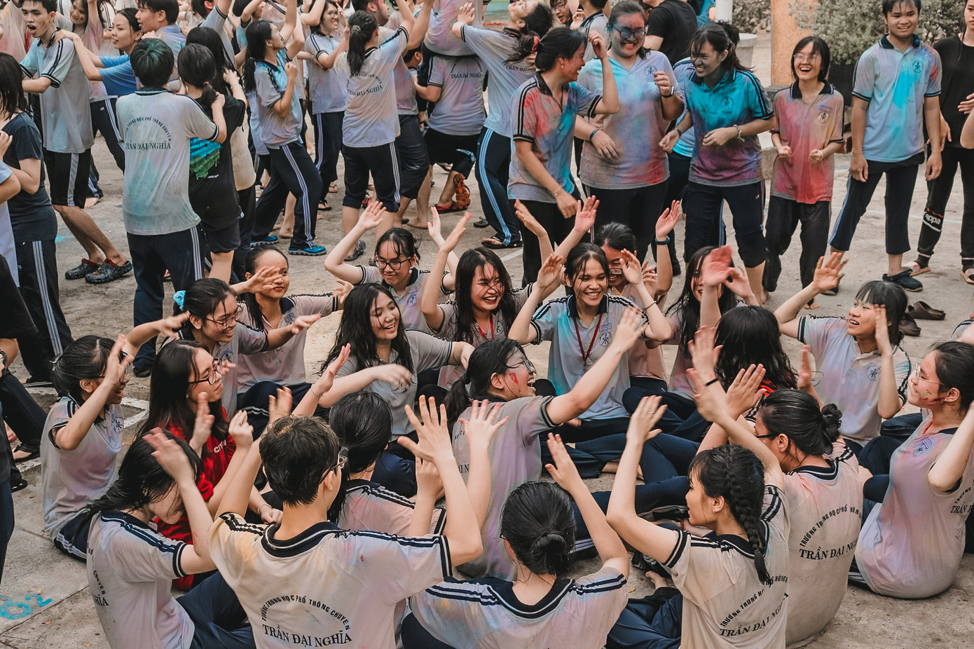 Để đánh dấu "thanh xuân" cũng như lưu giữ những ký ức tuyệt vời, teen 2K2 trường THPT chuyên Trần Đại Nghĩa (Quận 1, TP.HCM) ra mắt siêu phẩm MV vào cuối tháng 8. Ra hẳn MV chia tay và ca khúc độc quyền, ai chơi lại teen THPT chuyên Trần Đại Nghĩa? ảnh 5