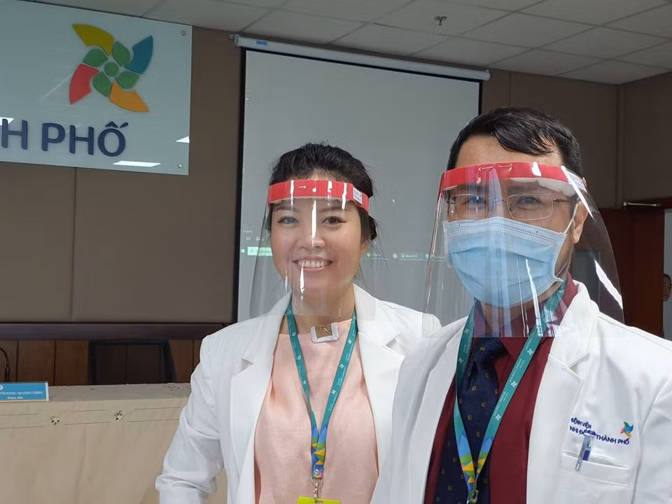 Gọi tên “fanpage nên xem nhất mùa dịch”: Làm nón chống Covid-19 chỉ 5K và ti tỉ thứ hay ho ảnh 1