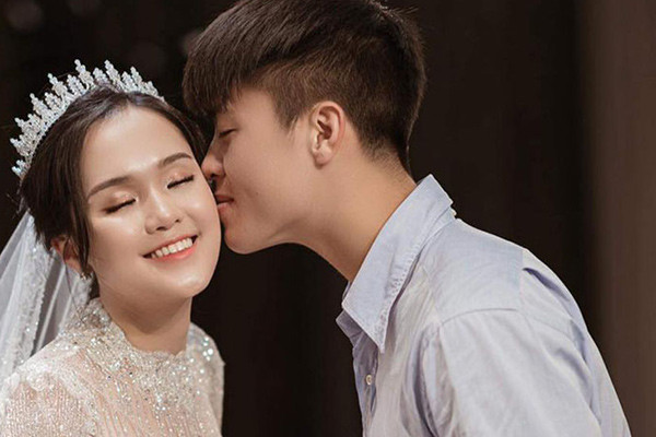 “Tình trường” của các cầu thủ Việt Nam: Duy nhất một người không có gì để chê! ảnh 7