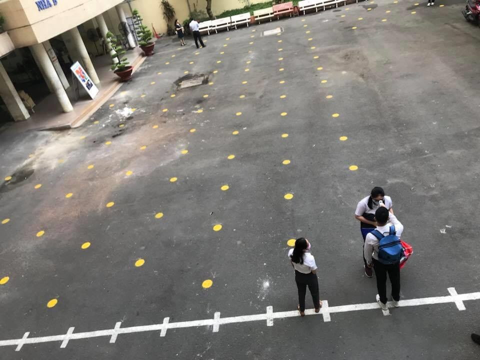 TP.HCM: Chia lịch học theo ca, xếp hàng cách 2m, học sinh đeo khẩu trang và đo thân nhiệt ảnh 2